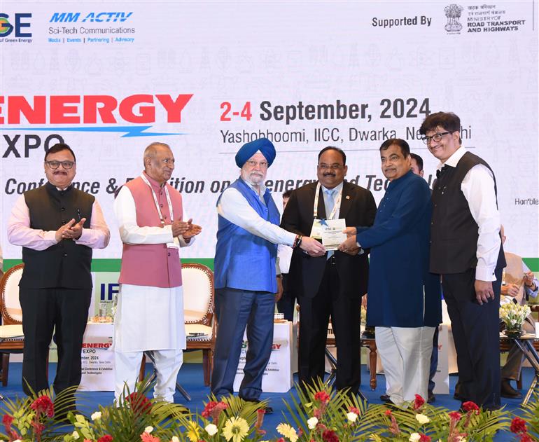 केंद्रीय पेट्रोलियम और प्राकृतिक गैस मंत्री, श्री हरदीप सिंह पुरी और केंद्रीय सड़क परिवहन और राजमार्ग मंत्री श्री नितिन गडकरी ने 02 सितंबर, 2024 को यशोभूमि, नई दिल्ली में आयोजित भारत जैव-ऊर्जा और तकनीकी एक्सपो 2024 (आईबीईटीई) में शिरकत की।