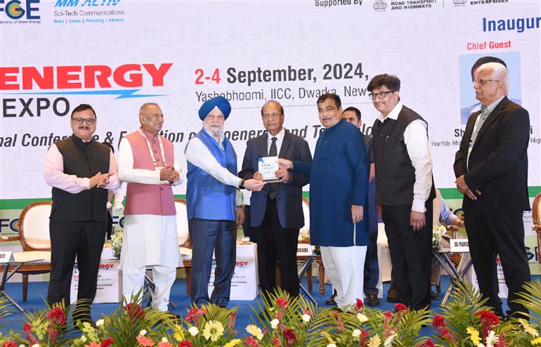केंद्रीय पेट्रोलियम और प्राकृतिक गैस मंत्री, श्री हरदीप सिंह पुरी और केंद्रीय सड़क परिवहन और राजमार्ग मंत्री श्री नितिन गडकरी ने 02 सितंबर, 2024 को यशोभूमि, नई दिल्ली में आयोजित भारत जैव-ऊर्जा और तकनीकी एक्सपो 2024 (आईबीईटीई) में शिरकत की।