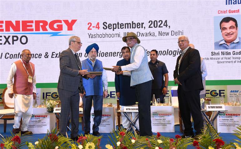 केंद्रीय पेट्रोलियम और प्राकृतिक गैस मंत्री, श्री हरदीप सिंह पुरी और केंद्रीय सड़क परिवहन और राजमार्ग मंत्री श्री नितिन गडकरी ने 02 सितंबर, 2024 को यशोभूमि, नई दिल्ली में आयोजित भारत जैव-ऊर्जा और तकनीकी एक्सपो 2024 (आईबीईटीई) में शिरकत की।