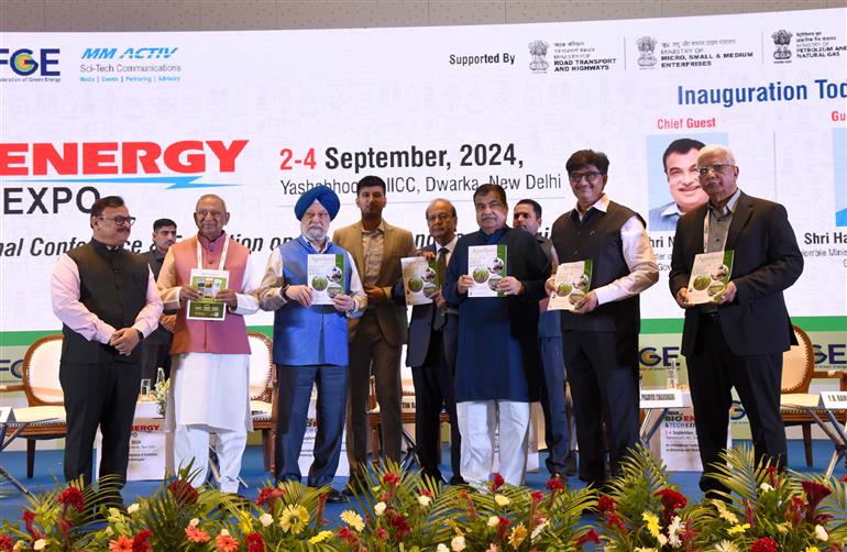 केंद्रीय पेट्रोलियम और प्राकृतिक गैस मंत्री, श्री हरदीप सिंह पुरी और केंद्रीय सड़क परिवहन और राजमार्ग मंत्री श्री नितिन गडकरी ने 02 सितंबर, 2024 को यशोभूमि, नई दिल्ली में आयोजित भारत जैव-ऊर्जा और तकनीकी एक्सपो 2024 (आईबीईटीई) में शिरकत की।