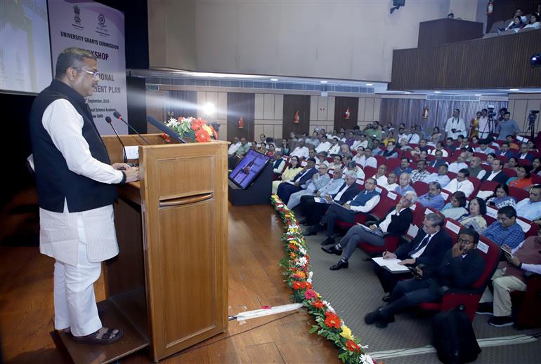 केंद्रीय शिक्षा मंत्री श्री धर्मेंद्र प्रधान 04 सितंबर, 2024 को नई दिल्ली में उच्च शिक्षा संस्थानों के लिए संस्थागत विकास योजना पर आयोजित कार्यशाला के उद्घाटन अवसर पर संबोधित करते हुए।