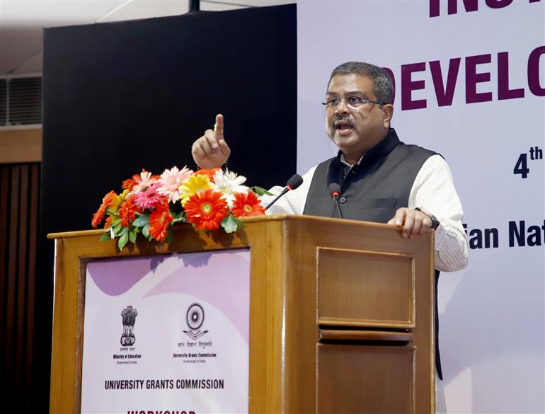 केंद्रीय शिक्षा मंत्री श्री धर्मेंद्र प्रधान 04 सितंबर, 2024 को नई दिल्ली में उच्च शिक्षा संस्थानों के लिए संस्थागत विकास योजना पर आयोजित कार्यशाला के उद्घाटन अवसर पर संबोधित करते हुए।