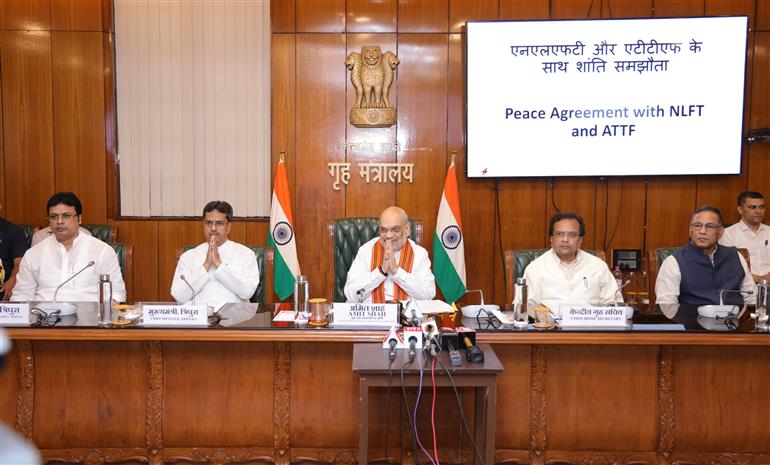 केंद्रीय गृह एवं सहकारिता मंत्री श्री अमित शाह की उपस्थिति में 04 सितंबर, 2024 को नई दिल्ली में भारत सरकार, त्रिपुरा सरकार, एनएलएफटी और एटीटीएफ के प्रतिनिधियों के बीच शांति समझौते पर हस्ताक्षर किए गए।