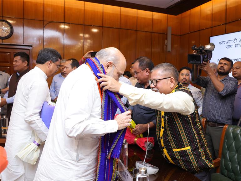 केंद्रीय गृह एवं सहकारिता मंत्री श्री अमित शाह की उपस्थिति में 04 सितंबर, 2024 को नई दिल्ली में भारत सरकार, त्रिपुरा सरकार, एनएलएफटी और एटीटीएफ के प्रतिनिधियों के बीच शांति समझौते पर हस्ताक्षर किए गए।