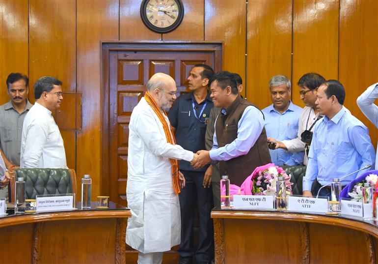 केंद्रीय गृह एवं सहकारिता मंत्री श्री अमित शाह की उपस्थिति में 04 सितंबर, 2024 को नई दिल्ली में भारत सरकार, त्रिपुरा सरकार, एनएलएफटी और एटीटीएफ के प्रतिनिधियों के बीच शांति समझौते पर हस्ताक्षर किए गए।