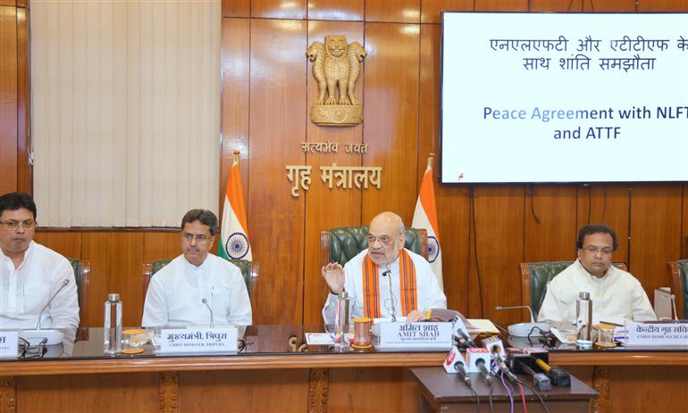 केंद्रीय गृह एवं सहकारिता मंत्री श्री अमित शाह की उपस्थिति में 04 सितंबर, 2024 को नई दिल्ली में भारत सरकार, त्रिपुरा सरकार, एनएलएफटी और एटीटीएफ के प्रतिनिधियों के बीच शांति समझौते पर हस्ताक्षर किए गए।
