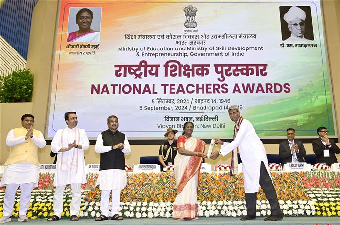 राष्ट्रपति श्रीमती द्रौपदी मुर्मु 05 सितंबर, 2024 को विज्ञान भवन, नई दिल्ली में ‘शिक्षक दिवस’ के अवसर पर आयोजित पुरस्कार वितरण समारोह के दौरान देश भर के शिक्षकों को राष्ट्रीय पुरस्कार प्रदान करती हुईं।