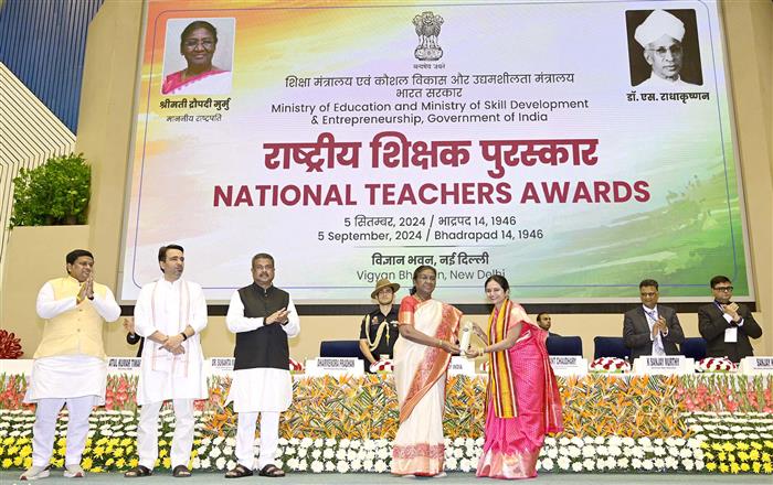 राष्ट्रपति श्रीमती द्रौपदी मुर्मु 05 सितंबर, 2024 को विज्ञान भवन, नई दिल्ली में ‘शिक्षक दिवस’ के अवसर पर आयोजित पुरस्कार वितरण समारोह के दौरान देश भर के शिक्षकों को राष्ट्रीय पुरस्कार प्रदान करती हुईं।