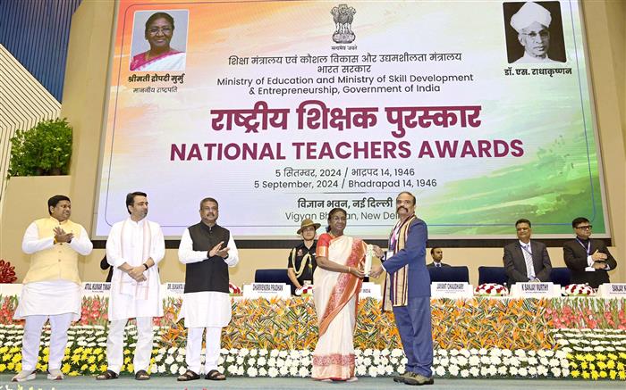 राष्ट्रपति श्रीमती द्रौपदी मुर्मु 05 सितंबर, 2024 को विज्ञान भवन, नई दिल्ली में ‘शिक्षक दिवस’ के अवसर पर आयोजित पुरस्कार वितरण समारोह के दौरान देश भर के शिक्षकों को राष्ट्रीय पुरस्कार प्रदान करती हुईं।