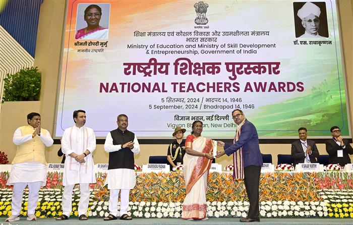 राष्ट्रपति श्रीमती द्रौपदी मुर्मु 05 सितंबर, 2024 को विज्ञान भवन, नई दिल्ली में ‘शिक्षक दिवस’ के अवसर पर आयोजित पुरस्कार वितरण समारोह के दौरान देश भर के शिक्षकों को राष्ट्रीय पुरस्कार प्रदान करती हुईं।