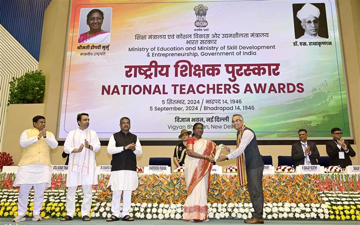 राष्ट्रपति श्रीमती द्रौपदी मुर्मु 05 सितंबर, 2024 को विज्ञान भवन, नई दिल्ली में ‘शिक्षक दिवस’ के अवसर पर आयोजित पुरस्कार वितरण समारोह के दौरान देश भर के शिक्षकों को राष्ट्रीय पुरस्कार प्रदान करती हुईं।