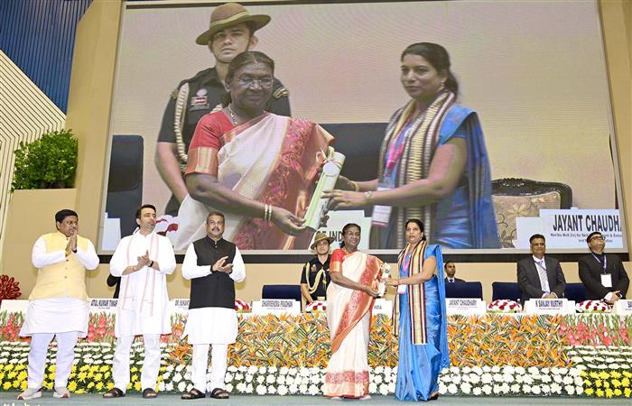 राष्ट्रपति श्रीमती द्रौपदी मुर्मु 05 सितंबर, 2024 को विज्ञान भवन, नई दिल्ली में ‘शिक्षक दिवस’ के अवसर पर आयोजित पुरस्कार वितरण समारोह के दौरान देश भर के शिक्षकों को राष्ट्रीय पुरस्कार प्रदान करती हुईं।