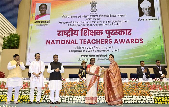राष्ट्रपति श्रीमती द्रौपदी मुर्मु 05 सितंबर, 2024 को विज्ञान भवन, नई दिल्ली में ‘शिक्षक दिवस’ के अवसर पर आयोजित पुरस्कार वितरण समारोह के दौरान देश भर के शिक्षकों को राष्ट्रीय पुरस्कार प्रदान करती हुईं।