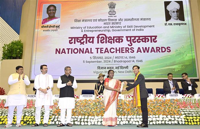 राष्ट्रपति श्रीमती द्रौपदी मुर्मु 05 सितंबर, 2024 को विज्ञान भवन, नई दिल्ली में ‘शिक्षक दिवस’ के अवसर पर आयोजित पुरस्कार वितरण समारोह के दौरान देश भर के शिक्षकों को राष्ट्रीय पुरस्कार प्रदान करती हुईं।