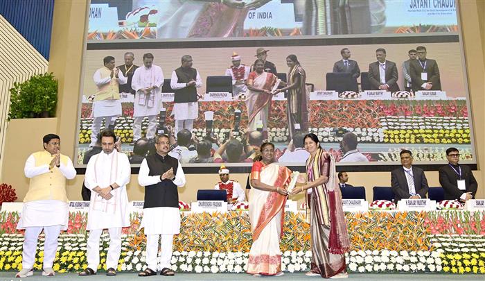 राष्ट्रपति श्रीमती द्रौपदी मुर्मु 05 सितंबर, 2024 को विज्ञान भवन, नई दिल्ली में ‘शिक्षक दिवस’ के अवसर पर आयोजित पुरस्कार वितरण समारोह के दौरान देश भर के शिक्षकों को राष्ट्रीय पुरस्कार प्रदान करती हुईं।