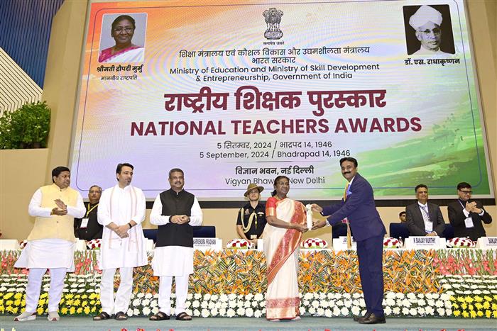 राष्ट्रपति श्रीमती द्रौपदी मुर्मु 05 सितंबर, 2024 को विज्ञान भवन, नई दिल्ली में ‘शिक्षक दिवस’ के अवसर पर आयोजित पुरस्कार वितरण समारोह के दौरान देश भर के शिक्षकों को राष्ट्रीय पुरस्कार प्रदान करती हुईं।