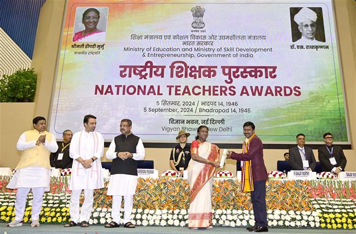 राष्ट्रपति श्रीमती द्रौपदी मुर्मु 05 सितंबर, 2024 को विज्ञान भवन, नई दिल्ली में ‘शिक्षक दिवस’ के अवसर पर आयोजित पुरस्कार वितरण समारोह के दौरान देश भर के शिक्षकों को राष्ट्रीय पुरस्कार प्रदान करती हुईं।