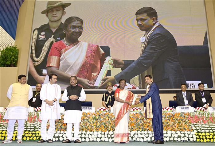 राष्ट्रपति श्रीमती द्रौपदी मुर्मु 05 सितंबर, 2024 को विज्ञान भवन, नई दिल्ली में ‘शिक्षक दिवस’ के अवसर पर आयोजित पुरस्कार वितरण समारोह के दौरान देश भर के शिक्षकों को राष्ट्रीय पुरस्कार प्रदान करती हुईं।