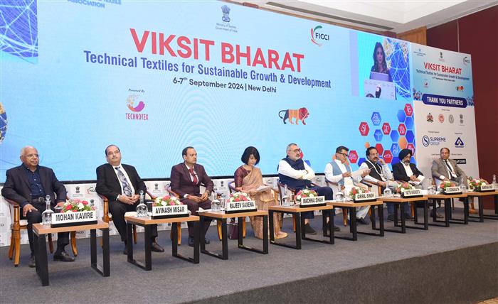 केंद्रीय वस्त्र मंत्री श्री गिरिराज सिंह और विदेश और वस्त्र राज्य मंत्री श्री पबित्रा मार्गेरिटा ने 06 सितंबर, 2024 को नई दिल्ली में 'विकसित भारत- सतत वृद्धि और विकास के लिए तकनीकी वस्त्र' सम्मेलन के उद्घाटन समारोह में शिरकत की।