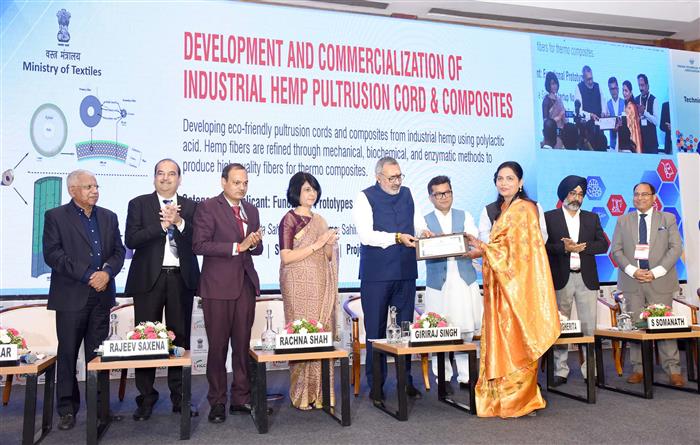 केंद्रीय वस्त्र मंत्री श्री गिरिराज सिंह और विदेश और वस्त्र राज्य मंत्री श्री पबित्रा मार्गेरिटा ने 06 सितंबर, 2024 को नई दिल्ली में 'विकसित भारत- सतत वृद्धि और विकास के लिए तकनीकी वस्त्र' सम्मेलन के उद्घाटन समारोह में शिरकत की।