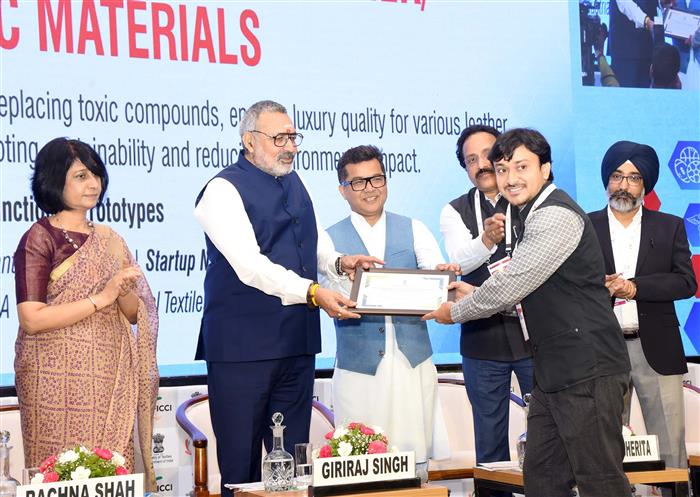 केंद्रीय वस्त्र मंत्री श्री गिरिराज सिंह और विदेश और वस्त्र राज्य मंत्री श्री पबित्रा मार्गेरिटा ने 06 सितंबर, 2024 को नई दिल्ली में 'विकसित भारत- सतत वृद्धि और विकास के लिए तकनीकी वस्त्र' सम्मेलन के उद्घाटन समारोह में शिरकत की।