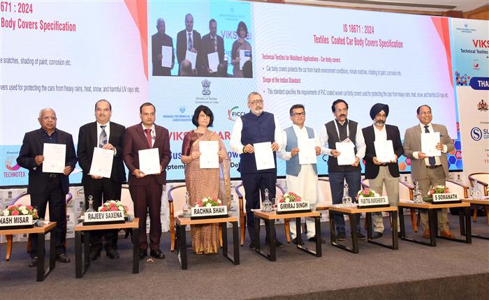 केंद्रीय वस्त्र मंत्री श्री गिरिराज सिंह और विदेश और वस्त्र राज्य मंत्री श्री पबित्रा मार्गेरिटा ने 06 सितंबर, 2024 को नई दिल्ली में 'विकसित भारत- सतत वृद्धि और विकास के लिए तकनीकी वस्त्र' सम्मेलन के उद्घाटन समारोह में शिरकत की।