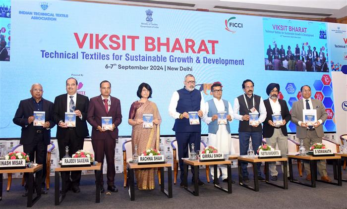 केंद्रीय वस्त्र मंत्री श्री गिरिराज सिंह और विदेश और वस्त्र राज्य मंत्री श्री पबित्रा मार्गेरिटा ने 06 सितंबर, 2024 को नई दिल्ली में 'विकसित भारत- सतत वृद्धि और विकास के लिए तकनीकी वस्त्र' सम्मेलन के उद्घाटन समारोह में शिरकत की।