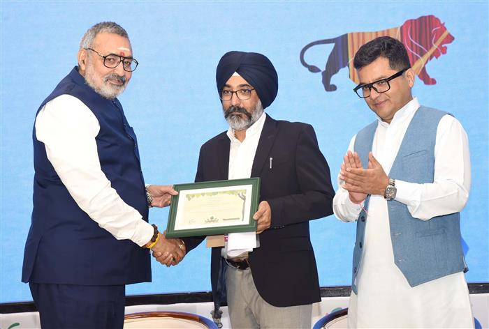 केंद्रीय वस्त्र मंत्री श्री गिरिराज सिंह और विदेश और वस्त्र राज्य मंत्री श्री पबित्रा मार्गेरिटा ने 06 सितंबर, 2024 को नई दिल्ली में 'विकसित भारत- सतत वृद्धि और विकास के लिए तकनीकी वस्त्र' सम्मेलन के उद्घाटन समारोह में शिरकत की।