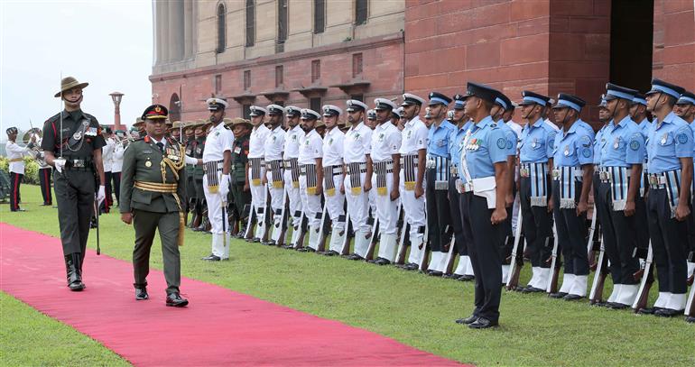 मालदीव राष्ट्रीय रक्षा बल के रक्षा प्रमुख जनरल इब्राहिम हिल्मी 06 सितंबर, 2024 को नई दिल्ली में साउथ ब्लॉक लॉन में गार्ड ऑफ ऑनर का निरीक्षण करते हुए।