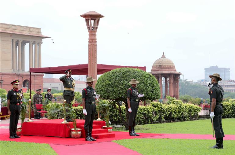 मालदीव राष्ट्रीय रक्षा बल के रक्षा प्रमुख जनरल इब्राहिम हिल्मी 06 सितंबर, 2024 को नई दिल्ली में साउथ ब्लॉक लॉन में गार्ड ऑफ ऑनर का निरीक्षण करते हुए।