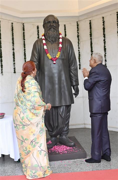 The Vice President of India, Shri Jagdeep Dhankhar paid floral tributes to the statue of Nanaji Deshmukh at Deendayal Research Institute (Chitrakoot), in Madhya Pradesh on September 07, 2024.