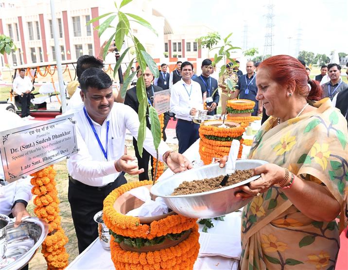 उपराष्ट्रपति श्री जगदीप धनखड़ और डॉ. सुदेश धनखड़ 07 सितंबर, 2024 को उत्तर प्रदेश के गोरखपुर में नवनिर्मित सैनिक स्कूल के परिसर में पौधारोपण करते हुए।