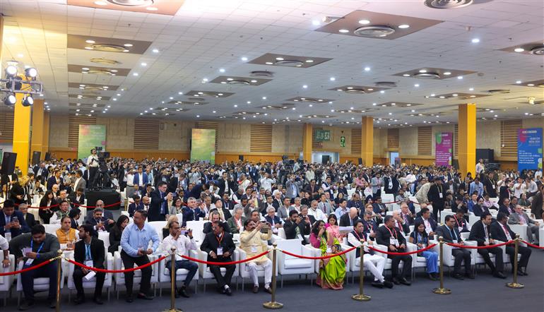 11 सितंबर, 2024 को उत्तर प्रदेश के ग्रेटर नोएडा स्थित इंडिया एक्सपो मार्ट में सेमीकॉन इंडिया 2024 के उद्घाटन के अवसर पर एकत्रित लोग। इस अवसर पर प्रधानमंत्री श्री नरेन्द्र मोदी संबोधित करते हुए।