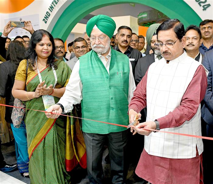 The Union Minister for Consumer Affairs, Food and Public Distribution & New and Renewable Energy, Shri Pralhad Joshi and the Union Minister for Petroleum and Natural Gas, Shri Hardeep Singh Puri inaugurate the second edition of the International Conference on Green Hydrogen (ICGH-2024), in New Delhi on September 11, 2024.