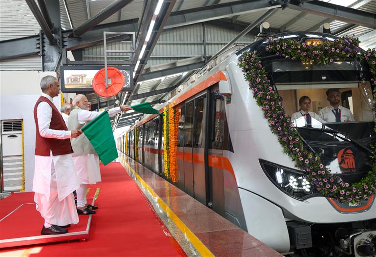 प्रधानमंत्री श्री नरेन्द्र मोदी 16 सितंबर, 2024 को गुजरात में अहमदाबाद मेट्रो रेल परियोजना के दूसरे चरण को हरी झंडी दिखाते हुए।