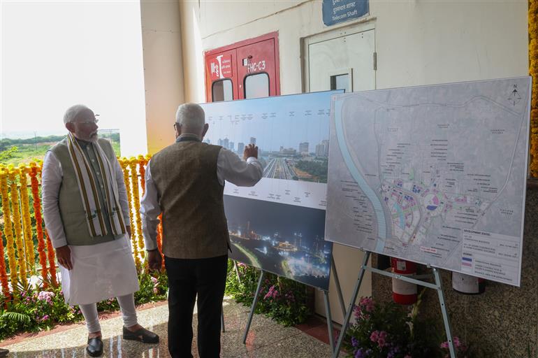 प्रधानमंत्री श्री नरेन्द्र मोदी 16 सितंबर, 2024 को गुजरात में अहमदाबाद मेट्रो रेल परियोजना के दूसरे चरण को हरी झंडी दिखाते हुए।