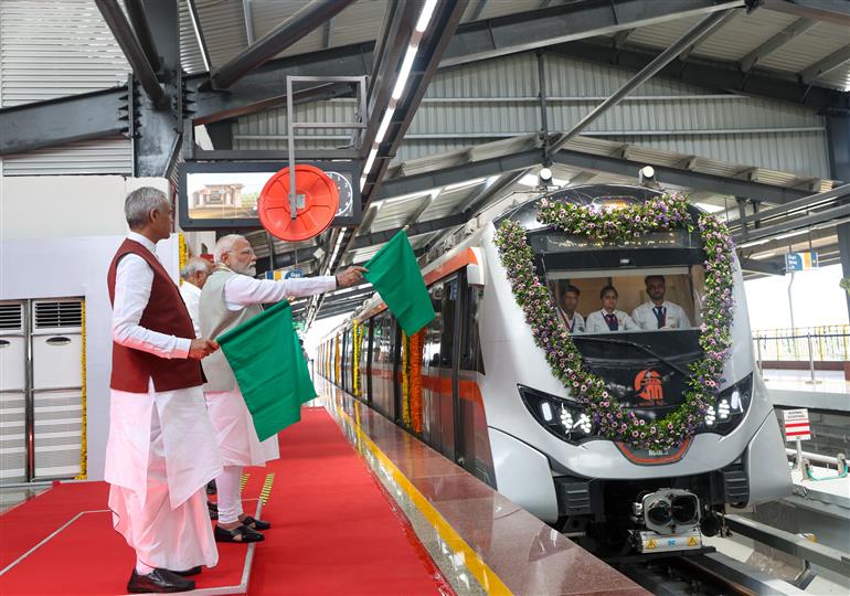 प्रधानमंत्री श्री नरेन्द्र मोदी 16 सितंबर, 2024 को गुजरात में अहमदाबाद मेट्रो रेल परियोजना के दूसरे चरण को हरी झंडी दिखाते हुए।