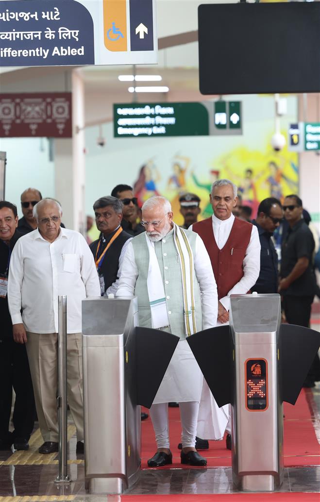 प्रधानमंत्री श्री नरेन्द्र मोदी 16 सितंबर, 2024 को गुजरात में सेक्शन 1 मेट्रो स्टेशन से गिफ्ट सिटी मेट्रो स्टेशन तक मेट्रो की सवारी करते हुए।