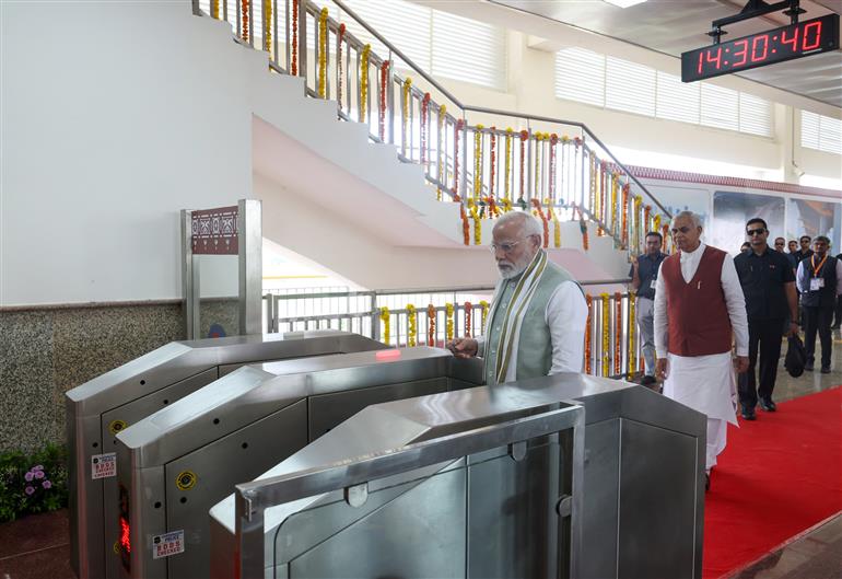 प्रधानमंत्री श्री नरेन्द्र मोदी 16 सितंबर, 2024 को गुजरात में सेक्शन 1 मेट्रो स्टेशन से गिफ्ट सिटी मेट्रो स्टेशन तक मेट्रो की सवारी करते हुए।