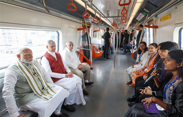 प्रधानमंत्री श्री नरेन्द्र मोदी 16 सितंबर, 2024 को गुजरात में सेक्शन 1 मेट्रो स्टेशन से गिफ्ट सिटी मेट्रो स्टेशन तक मेट्रो की सवारी करते हुए।