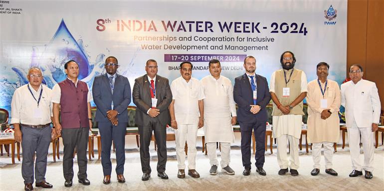 17 सितंबर, 2024 को नई दिल्ली में 8वें भारत जल सप्ताह के दौरान ‘स्वच्छ सुजल गांव प्रदर्शनी’ के उद्घाटन अवसर पर एक समूह तस्वीर में केंद्रीय जल शक्ति मंत्री श्री सी आर पाटिल।
