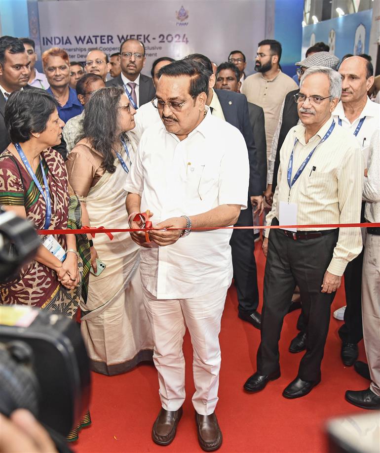 केंद्रीय जल शक्ति मंत्री श्री सी आर पाटिल 17 सितंबर, 2024 को नई दिल्ली में 8वें भारत जल सप्ताह के दौरान ‘स्वच्छ सुजल गांव प्रदर्शनी’ का उद्घाटन करते हुए।