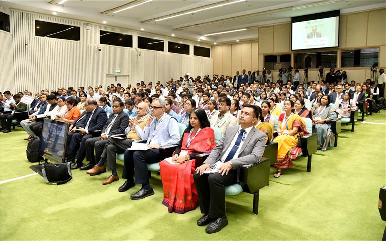 18 सितंबर, 2024 को नई दिल्ली के विज्ञान भवन में एनपीएस वात्सल्य योजना के शुभारंभ समारोह में एकत्रित लोग। इस अवसर पर संबोधित करती हुईं केंद्रीय वित्त और कॉर्पोरेट मामलों की मंत्री श्रीमती निर्मला सीतारमण।