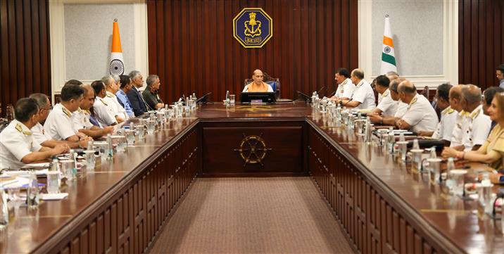 केंद्रीय रक्षा मंत्री श्री राजनाथ सिंह 19 सितंबर, 2024 को नई दिल्ली में नौसेना कमांडरों के सम्मेलन '24 के दूसरे संस्करण को संबोधित करते हुए।
