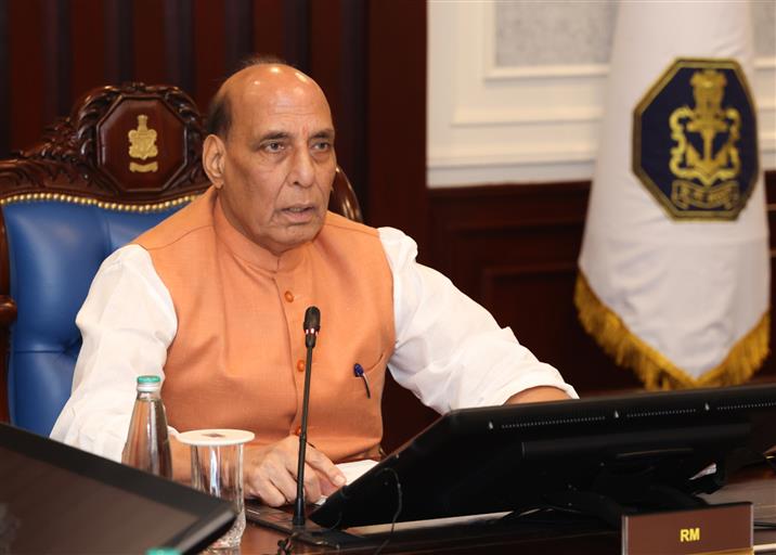 केंद्रीय रक्षा मंत्री श्री राजनाथ सिंह 19 सितंबर, 2024 को नई दिल्ली में नौसेना कमांडरों के सम्मेलन '24 के दूसरे संस्करण को संबोधित करते हुए।