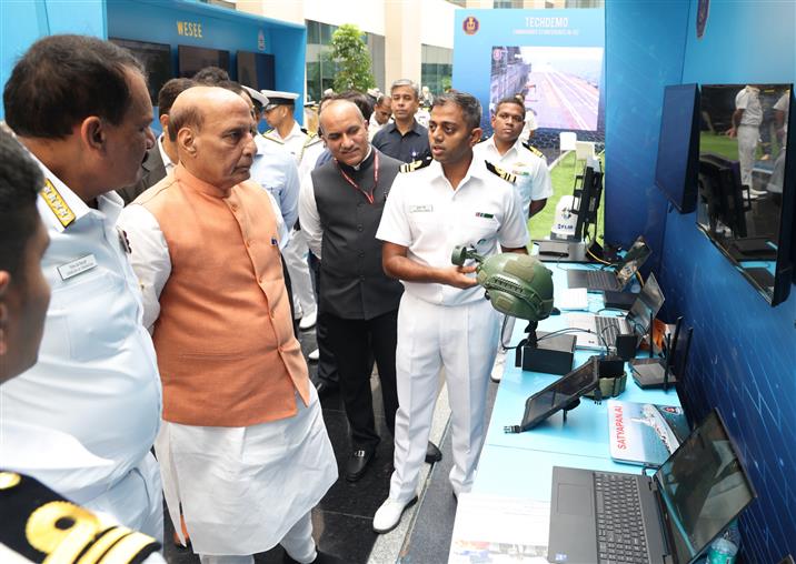 केंद्रीय रक्षा मंत्री श्री राजनाथ सिंह 19 सितंबर, 2024 को नई दिल्ली में नौसेना कमांडरों के सम्मेलन '24 के दूसरे संस्करण के तहत आयोजित टेक डेमो का अवलोकन करते हुए।