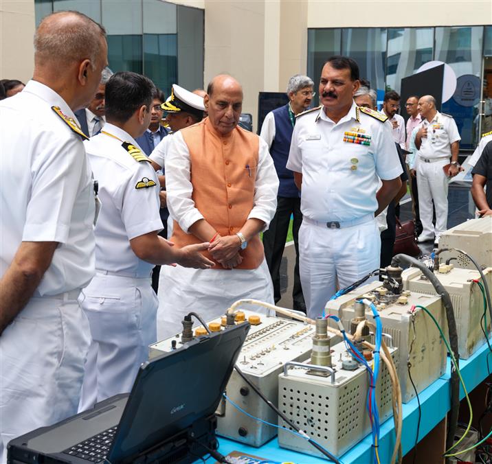 केंद्रीय रक्षा मंत्री श्री राजनाथ सिंह 19 सितंबर, 2024 को नई दिल्ली में नौसेना कमांडरों के सम्मेलन '24 के दूसरे संस्करण के तहत आयोजित टेक डेमो का अवलोकन करते हुए।