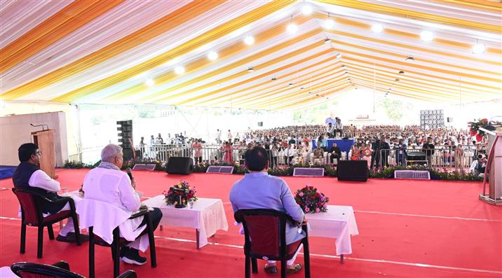 उपराष्ट्रपति श्री जगदीप धनखड़ न22 सितंबर, 2024 को घोघला, दीव में पीएमएवाई (शहरी) फ्लैटों के उद्घाटन अवसर पर उपस्थित जनसमूह को संबोधित करते हुए।