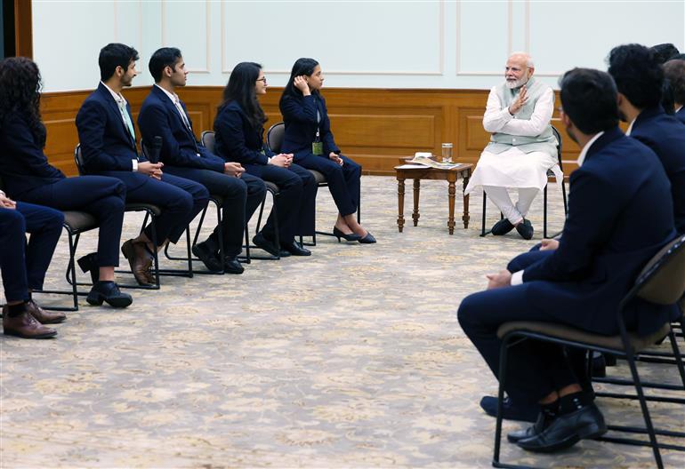 प्रधानमंत्री श्री नरेन्द्र मोदी 25 सितंबर, 2024 को नई दिल्ली में शतरंज ओलंपियाड विजेता टीम से मुलाकात करते हुए।