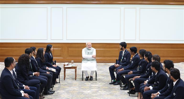 प्रधानमंत्री श्री नरेन्द्र मोदी 25 सितंबर, 2024 को नई दिल्ली में शतरंज ओलंपियाड विजेता टीम से मुलाकात करते हुए।